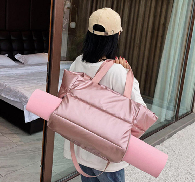 Woman travel and sports lady girls waterproof puffer bag messenger puffy duffle bag nylon quilted tote bag